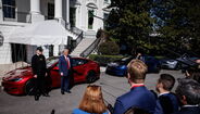 Trump e Musk com o Tesla em frente à Casa Branca