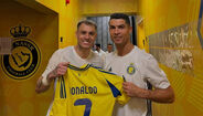 Cristiano Ronaldo posa com a camisola do Al Nassr ao lado de Róger Guedes 