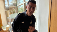 Cristiano Ronaldo posa com o filho de Róger Guedes 
