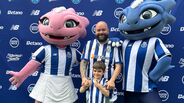 Adepto do FC Porto com as mascotes do clube