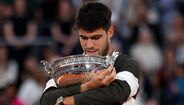 Carlos Alcaraz celebra o título em Roland Garros com o troféu