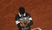 Carlos Alcaraz celebra vitória com o troféu em Roland Garros