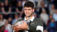 Carlos Alcaraz exibe o troféu após vitória em Roland Garros