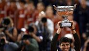 Carlos Alcaraz exibe o troféu de singulares masculinas de Roland Garros