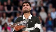 Carlos Alcaraz segura o troféu de Roland Garros após a vitória