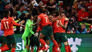 Jogadores da seleção festejam golo durante jogo de futebol