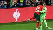 Rúben Neves celebra com o guarda-redes após vitória de Portugal