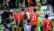 Jogadores de futebol celebram golo em jogo da Liga das Nações