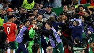 Jogadores festejam vitória em jogo de futebol