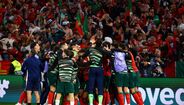 Festa e união da seleção portuguesa com adeptos no estádio