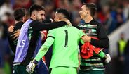 Jogadores da seleção nacional festejam vitória em campo