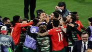 Jogadores celebram vitória num jogo da Liga das Nações da UEFA