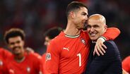 Cristiano Ronaldo e Roberto Martínez celebram