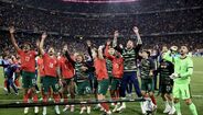 Jogadores de futebol celebram vitória em campo