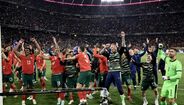 Jogadores festejam vitória em jogo de futebol