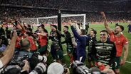 Jogadores de Portugal celebram no campo após um jogo