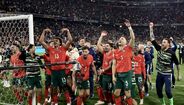 Futebolistas festejam vitória da seleção nacional no campeonato