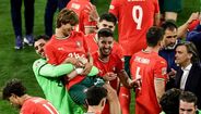 Jogadores da seleção portuguesa celebram uma vitória em campo