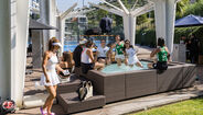 Pessoas aproveitam piscina em evento do CUPRA Padel on Tour em Coimbra