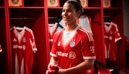 Jogadora do Bayern exibe o equipamento do clube no balneário