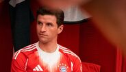 Thomas Müller veste a camisola do Bayern Munique no balneário