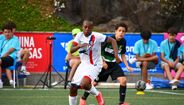 Jogador de futebol em ação durante o Torneio Internacional Pauleta nos Açores.
