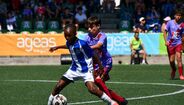 Jogadores disputam a bola no Torneio Internacional Pauleta Azores Soccer