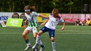 Jogadores disputam a bola no Torneio Internacional Pauleta Azores Soccer