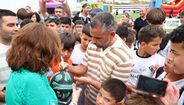 Rui Borges homenageado em Mirandela autografa bola de futebol