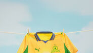 Camisola do Mamelodi Sundowns com cores vibrantes e design artístico