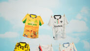 Equipamentos de futebol pendurados numa corda