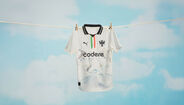 Equipamento do clube de futebol mexicano, Monterrey, pendurado numa corda