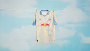Equipamento do RB Salzburg com padrão floral pendurado numa corda