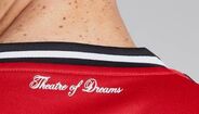 Equipamento do Manchester United com o texto 'Theatre of Dreams', atrás