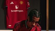 Manchester United apresenta equipamento principal para 25/26 com Adidas