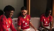 Manchester United apresenta equipamentos para 2025/26: vermelho e branco 