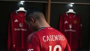 Casemiro apresenta o novo equipamento do Manchester United