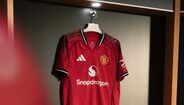 Manchester United apresenta equipamento principal para a época 2025/26