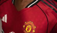 Manchester United apresenta equipamento principal para a época 2025/26