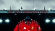 Manchester United apresenta equipamento principal para a época 2025/26
