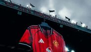 Manchester United apresenta equipamento principal para época 2025/26