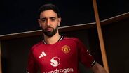 Bruno Fernandes apresenta equipamento principal do Manchester United para 2025/26