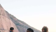 Gonçalo Inácio visita a Rocinha, no Rio de Janeiro, com a camisola do Flamengo