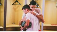 Abraço entre Diego Rodrigues e Víctor Gómez