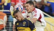Belotti atingiu Ayrton Costa na cabeça e viu o vermelho direto no Boca Juniors-Benfica
