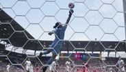 Conor Tracey, guarda-redes do Auckland City, não conseguiu defender remate de Kingsley Coman: estava feito o primeiro golo da goleada do Bayern... de 10-0