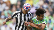 Igor Jesus (Botafogo) e Kim Kee-hee (Seattle Sounders) 