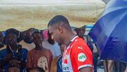 Diomande distribui camisolas em Abidjan, Costa do Marfim