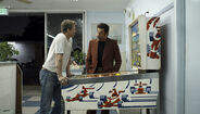 Brad Pitt e Javier Bardem nos bastidores de "F1, o Filme"