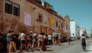Grupo de pessoas aprecia arte de rua em Lisboa